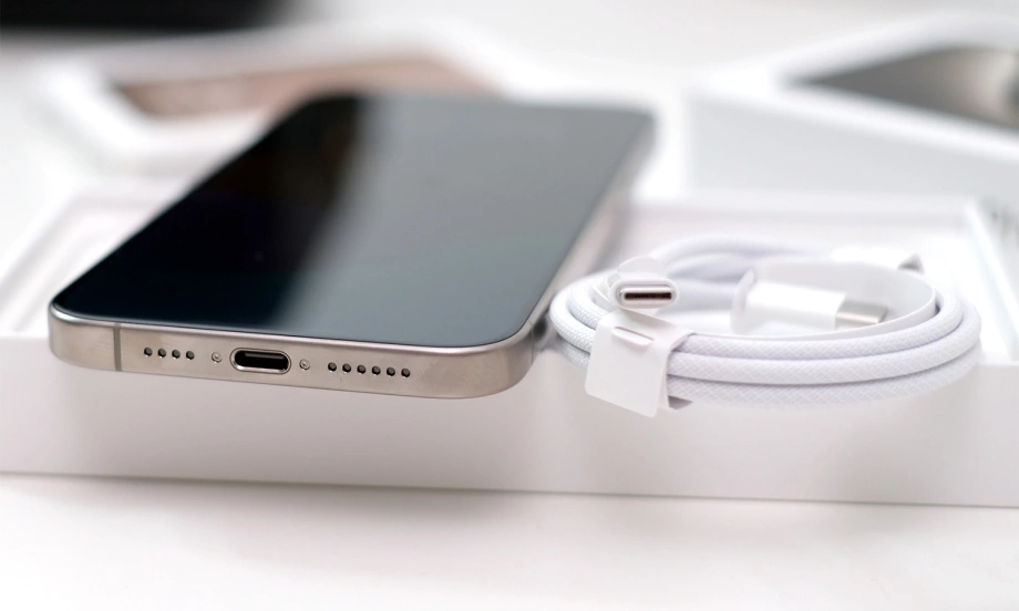 iPhone 15 Pro Max với cổng USB-C